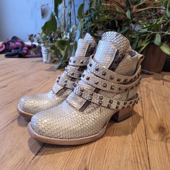 Freebird Truth Studded Cream Ankle Boots Size 7 - Picture 1 of 8